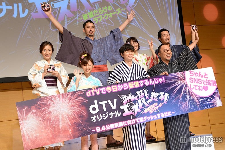 （前列左から）真野恵里菜、染谷将太、マキタスポーツ（後列左から）神楽坂恵、深水元基、小島梨里杏、綾部真弥監督