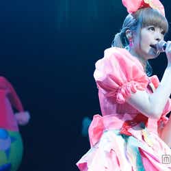 モデルプレス - きゃりー、LAで「もったいないとらんど」 ヒット曲連発で熱狂の渦へ巻き込む