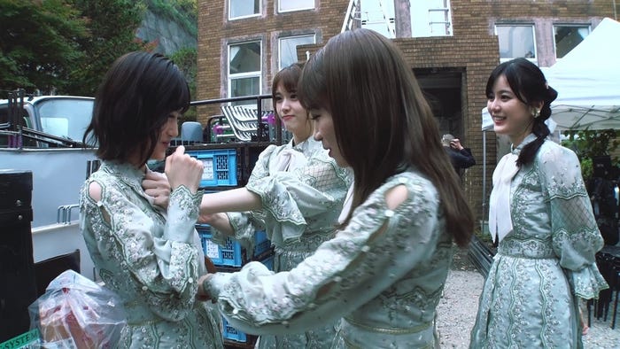 山下美月(左)「乃木坂46 新メンバーオーディション」CM (提供写真)