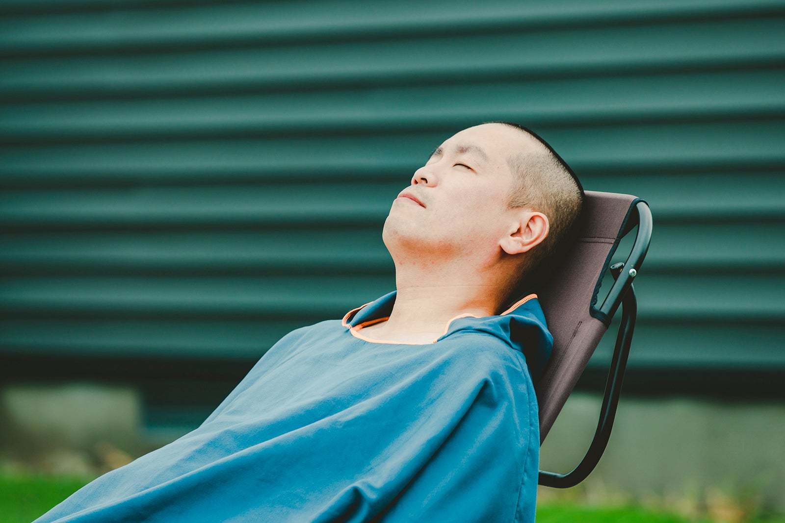 サウナ後くつろぐトシ（C）UHB／YOSHIMOTO KOGYO