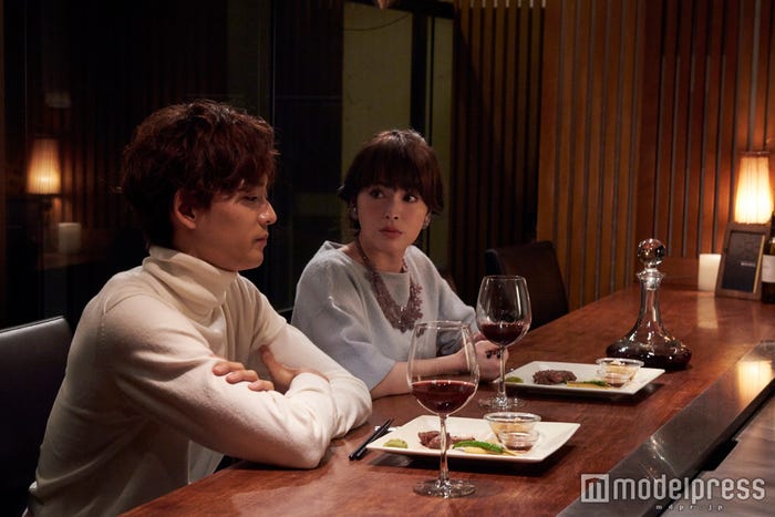 竜星涼、貫地谷しほり/第3話「マイルド系イケメン美容師と、赤坂で高級鉄板焼き」(C)峰なゆか/ドラマ「女くどき飯 Season2」製作委員会・MBS