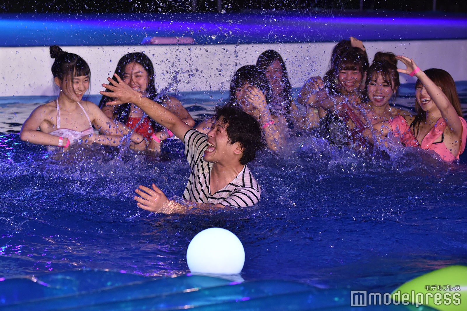 プールに落ちたちゅうえい （C）モデルプレス