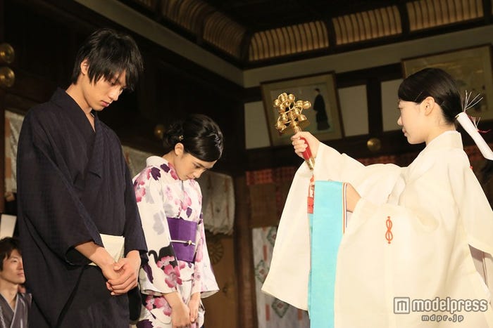 福士蒼汰、川口春奈(左から)