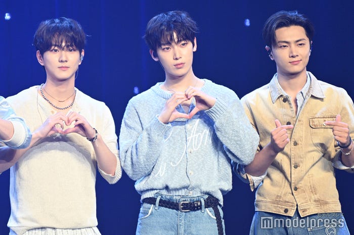 ハートポーズのJUNGWON(ジョンウォン)、SUNOO(ソヌ)、JAY(ジェイ)(C)モデルプレス