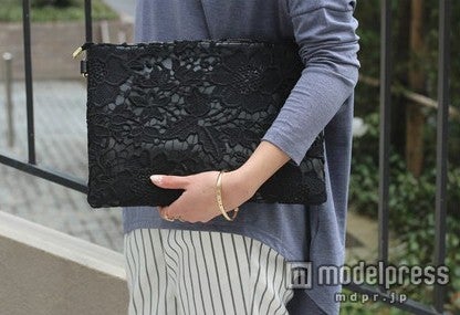 黒レースならちょっぴりSEXYに！総フラワーレースクラッチバッグ 画像提供：「DEVILISH TOKYO」