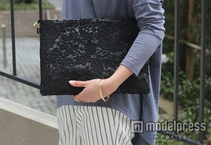 黒レースならちょっぴりSEXYに!総フラワーレースクラッチバッグ 画像提供:「DEVILISH TOKYO」