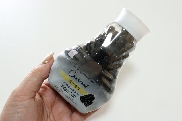 ダイソーのお部屋の芳香剤（ビーズタイプ、炭の香り）のビジュアル