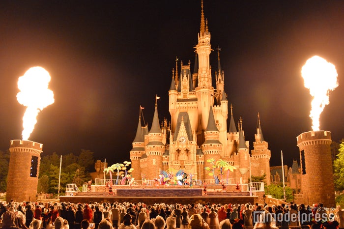 Tdl6年ぶり城前夜のステージショー オー サマー バンザイ 初公開 ドナルドたちが迫力満点ダンス モデルプレス Tdl6年ぶり城前夜のステージショー オー サマー バンザイ 初公開 ドナルドたちが迫力満点ダンス モデルプレス