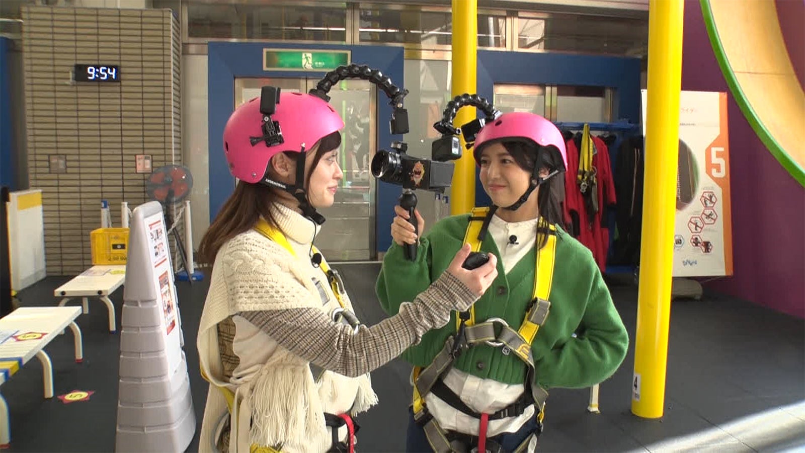 橋本環奈＆上白石萌音「人前でやったことがない」モノマネ披露　若手芸人と即興コラボも