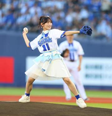 新潟降臨の美女アイドル ゆるふわスカートの“3段モーション”始球式にスタンド騒然「ビジュ良すぎる「タダでは終わらない」「周りも驚いていましたよ」