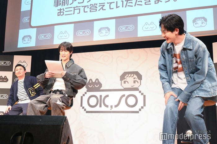 遠近法で顔の大きさを同じにしようとする生田俊平、奥野壮、小林虎之介(C)モデルプレス