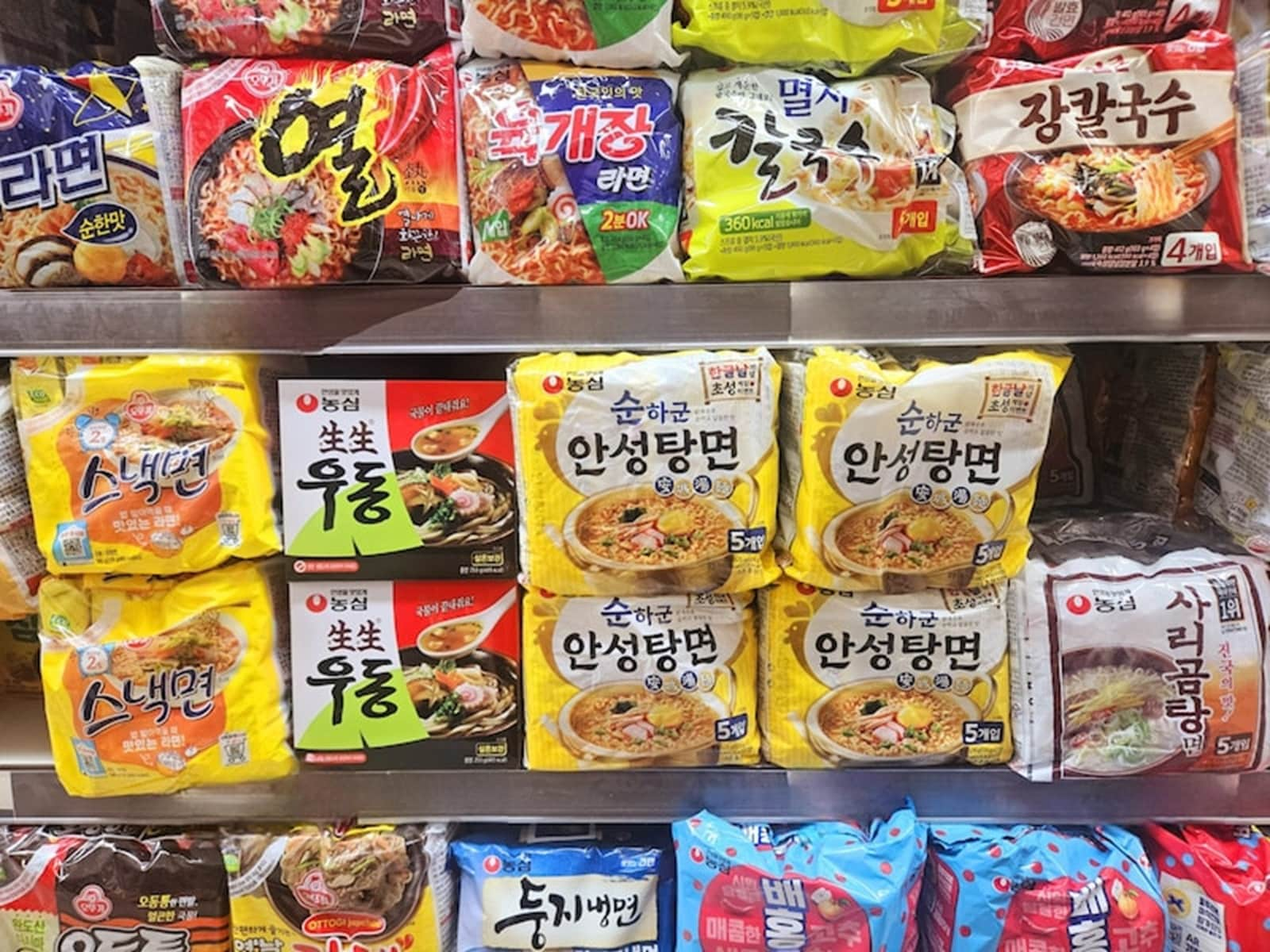 種類も豊富な韓国のインスタントラーメン。日本でもいろいろな店で売られている。自分好みのおいしい一品を見つけよう