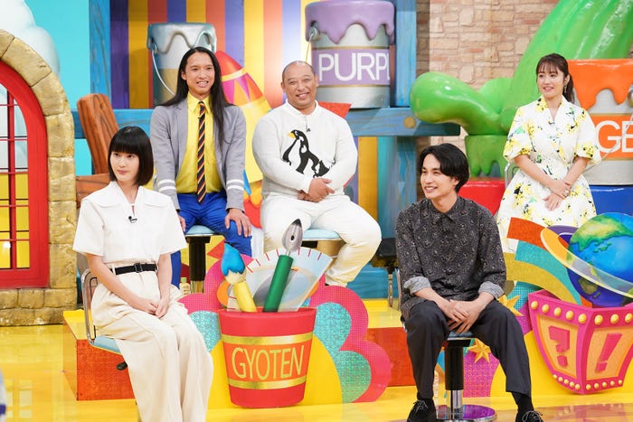 (前列左から)橋本愛、中村蒼(後列左から)トム・ブラウン、磯山さやか(C)日本テレビ