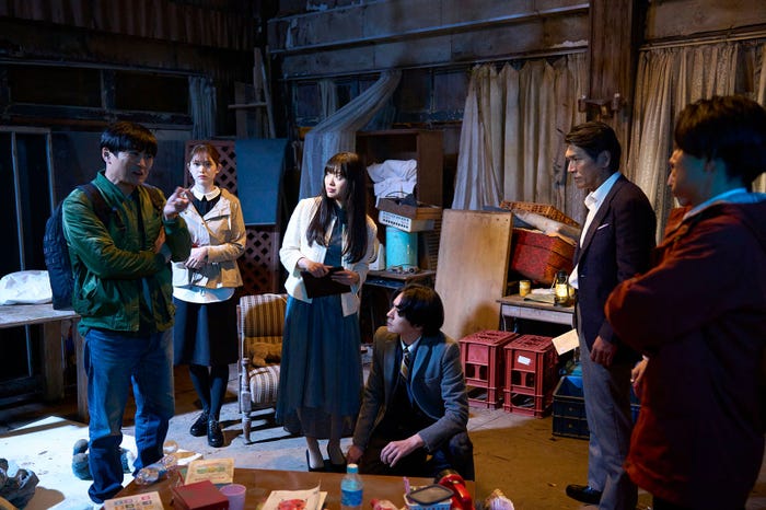 場面写真(左から)劇団ひとり、松村沙友理、北原里英、犬飼貴丈、高橋克典、木村了(C)2024 劇場版「マーダー★ミステリー 探偵・斑目瑞男の事件簿」フィルムパートナーズ