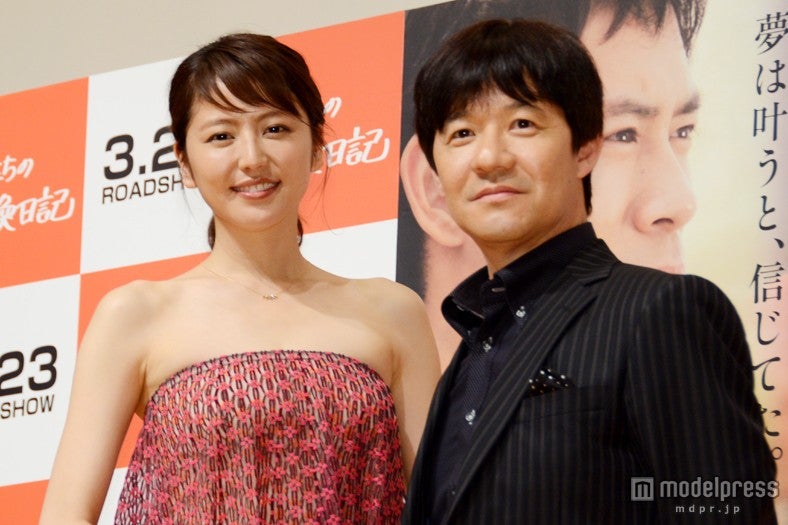 長澤まさみ（左）と内村光良監督（右）