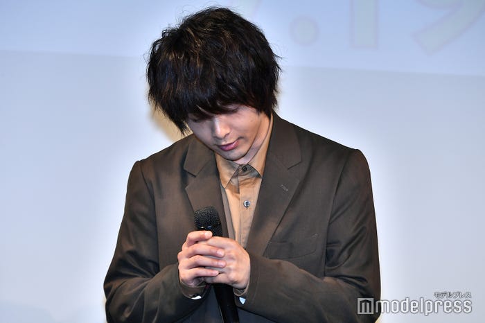 “寝起きのハムスター”の顔真似を披露した中村倫也(寝ている瞬間) (C)モデルプレス