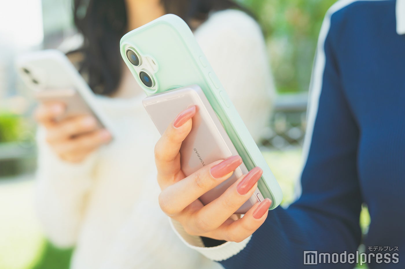 強力なマグネットでズレない（C）モデルプレス