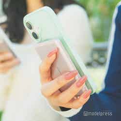 強力なマグネットでズレない(C)モデルプレス