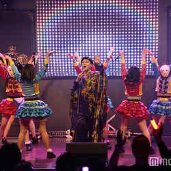 モデルプレス - “ミカワ仮面”美川憲一、仮面女子の地下ライブに降臨 「さそり座の女」アレンジがカッコイイ
