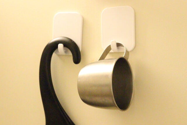 セリアの磁石タイプバスフック　浮かせる収納