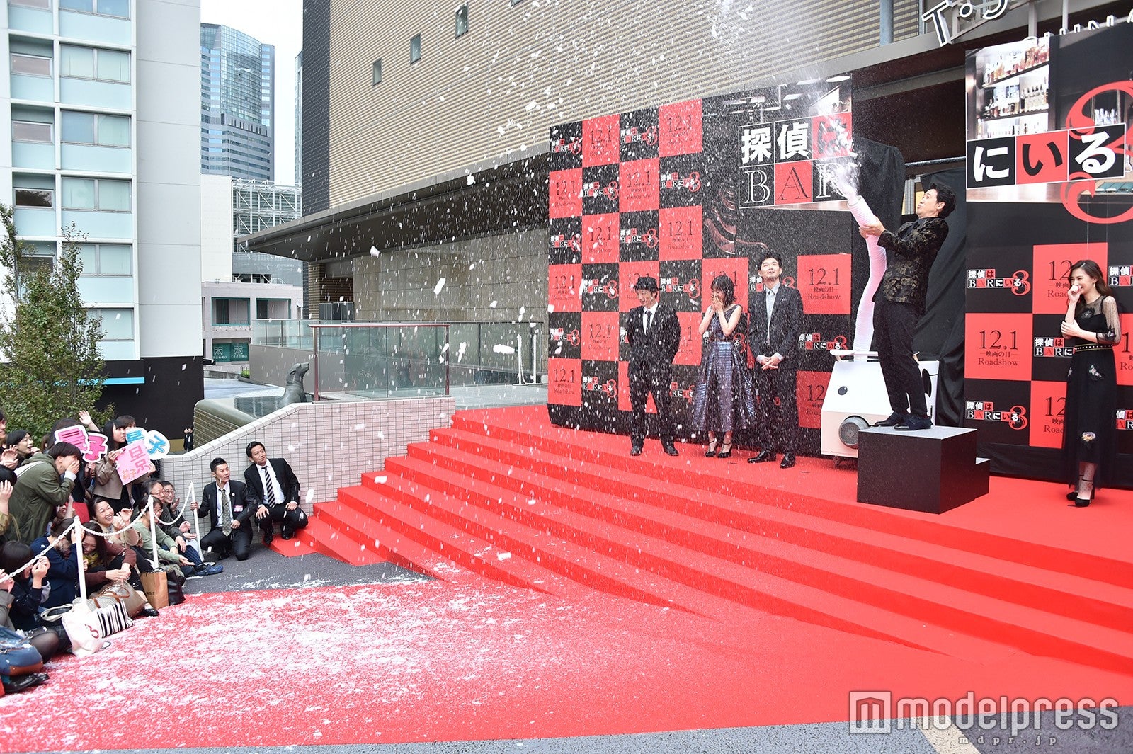 お客さんに盛大に雪が！／大泉洋 （C）モデルプレス