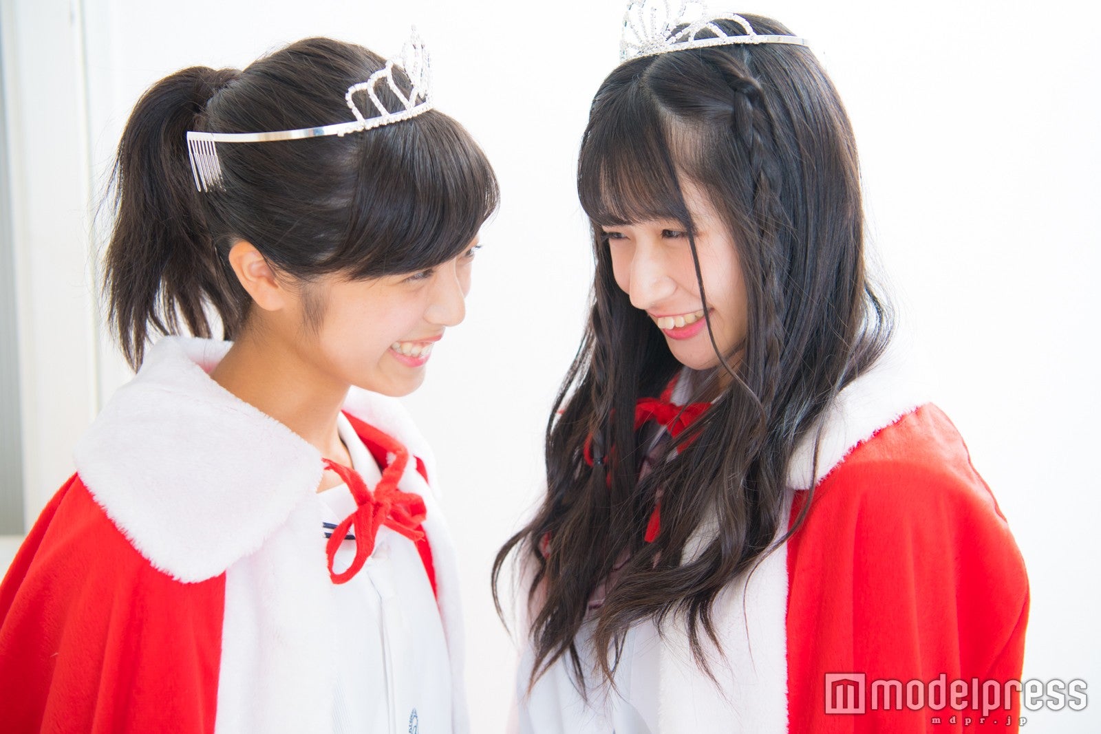 （左から）グランプリ・吉田莉桜（りおちょん）さん、準グランプリ・貝賀琴莉 （ことぴよ）さん／「高一ミスコン」（C）モデルプレス