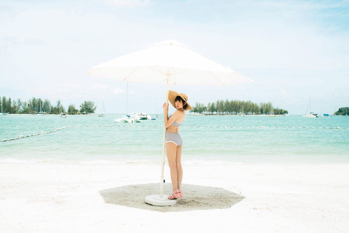 マレーシア ランカウイ島 ダナホテル前のビーチで/渡辺美優紀『MILKY』(画像提供:光文社)