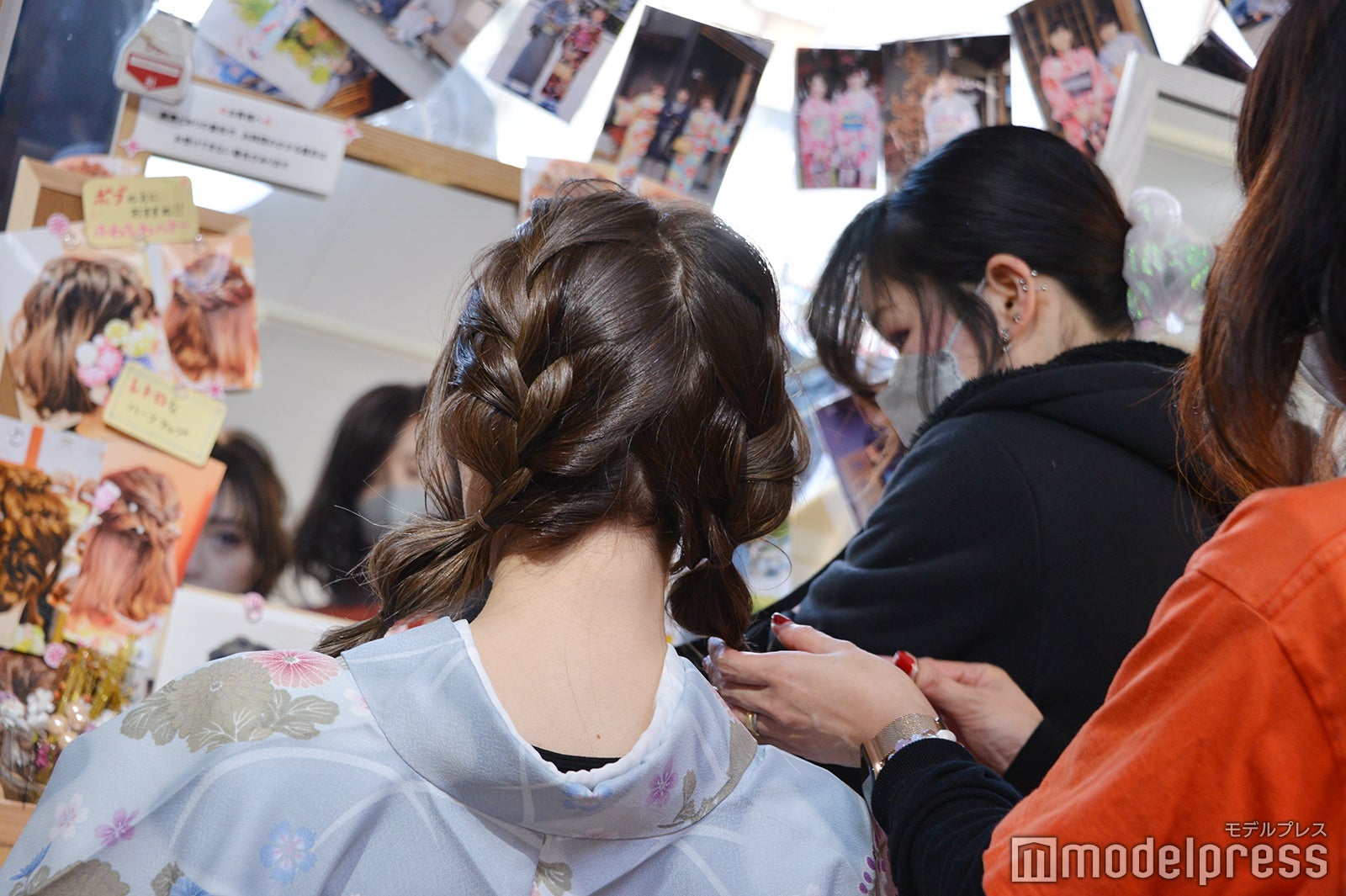 希望のヘアスタイルを伝えて可愛く変身（C）モデルプレス