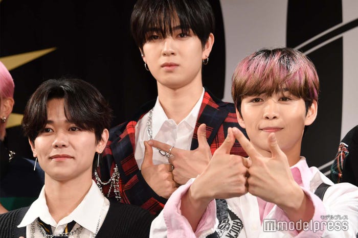 隣で振り付けを確認し合っていた藤牧京介&後藤威尊、佐野雄大(C)モデルプレス