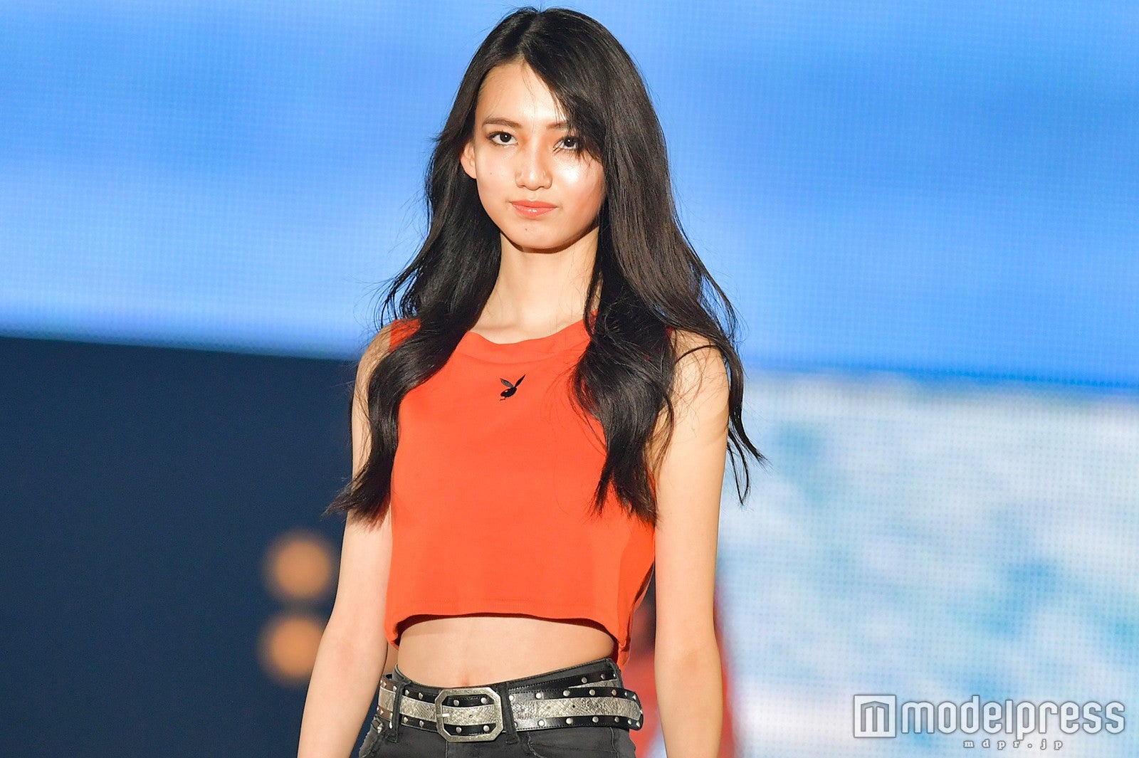 “菜々緒2世”と話題の黒木麗奈、圧巻のスラリ美脚に釘づけ＜関コレ2018S／S＞