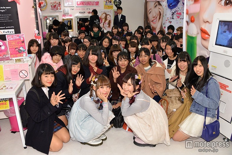 ファンとの記念撮影に応じるmimmam