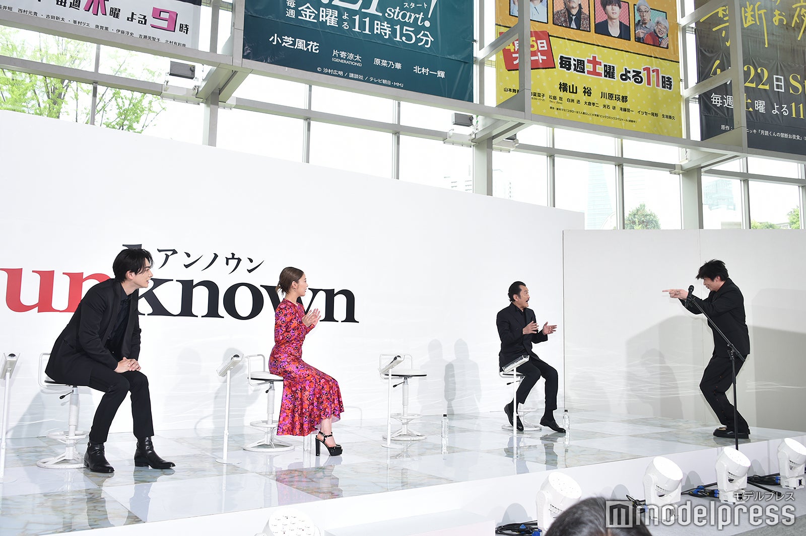 ジェスチャーをすぐに理解する吉田鋼太郎に「それ！」と飛び跳ねる田中圭（C）モデルプレス