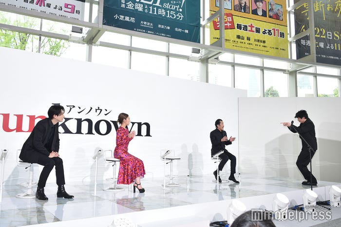 ジェスチャーをすぐに理解する吉田鋼太郎に「それ!」と飛び跳ねる田中圭(C)モデルプレス