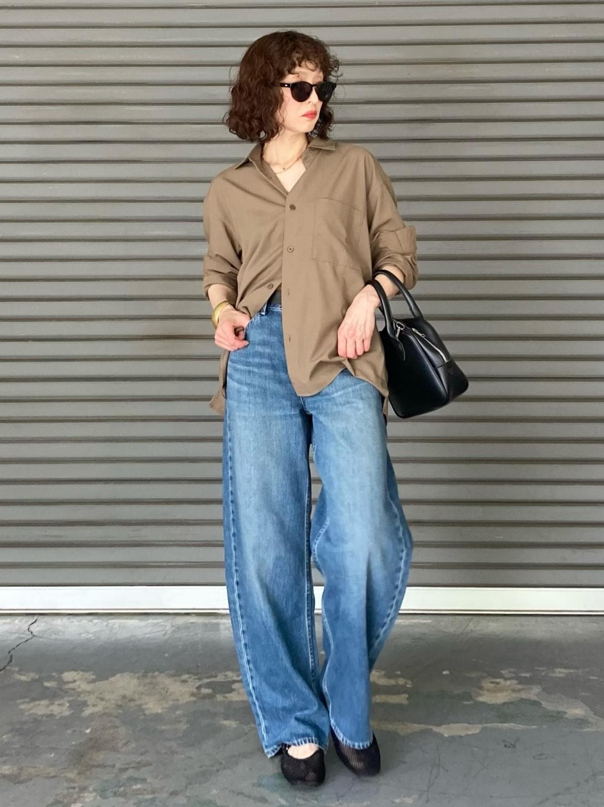 シャツをさらっと着たシンプルコーデで大人っぽく　出典：StyleHint