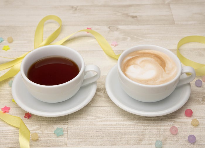ホットカフェラテ/アイスカフェラテ税込660円(C)ANYCOLOR,Inc.(C)’22 SANRIO(L)