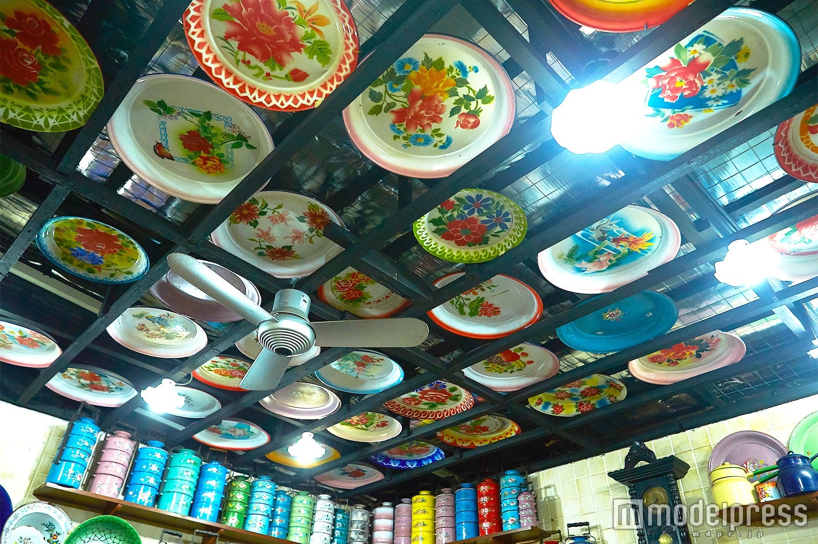 カトン・アンティーク・ハウス／レトロで可愛いお花柄の食器がインテリア代わり（C）モデルプレス