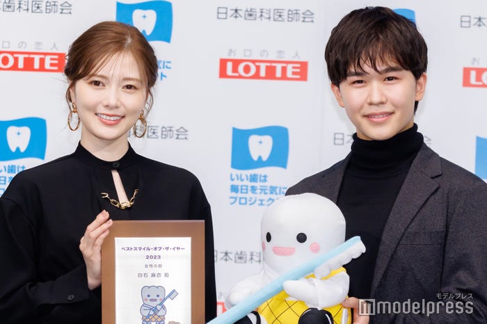 「ベストスマイル・オブ・ザ・イヤー2023」を授賞した白石麻衣、鈴木福(C)モデルプレス
