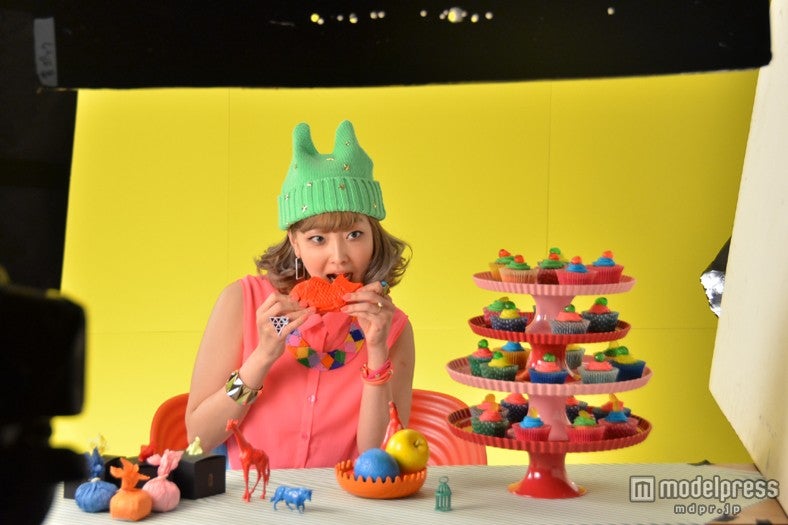 チャーミングな表情を披露