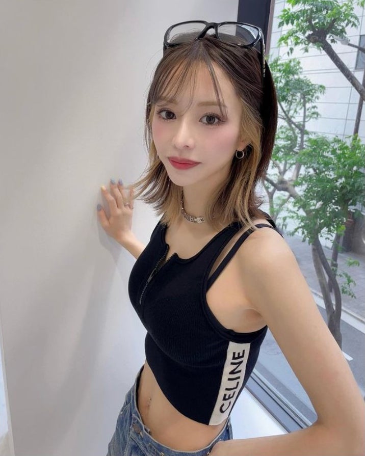 “伝説のキャバ嬢”門りょう、ショートヘアにイメチェン 美ボディにも注目集まる「似合ってる」「スタイルよすぎ」