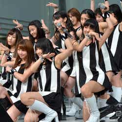 鳴り止まない歓声の中、ライブパフォーマンスを行ったモーニング娘。