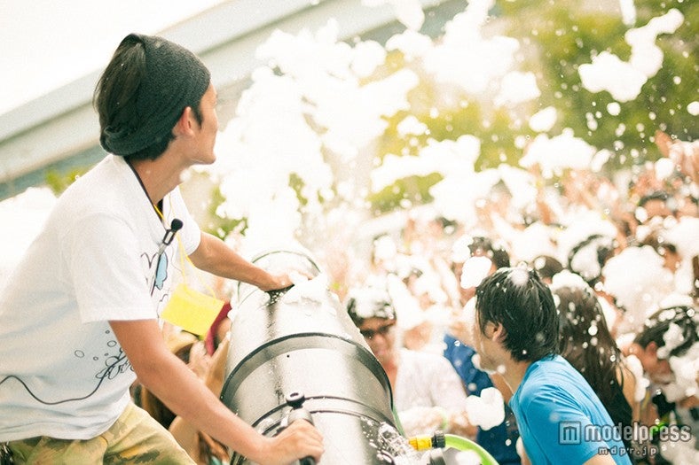 大量の泡を噴射／画像提供：泡パーク