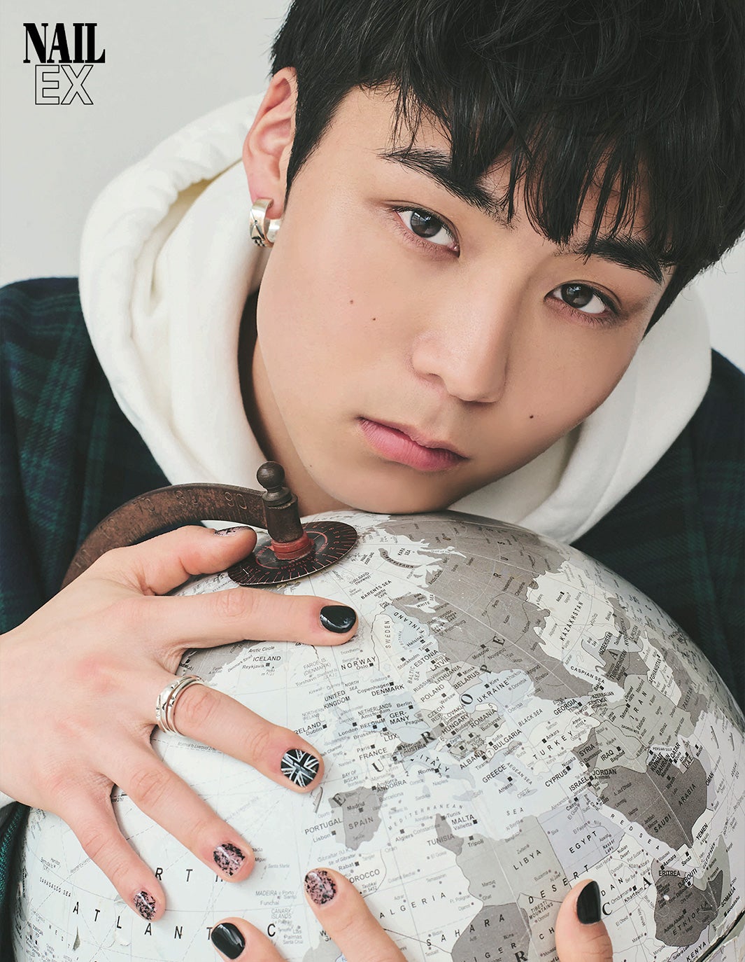 八村倫太郎、ジェルネイル初体験 あざとい笑顔＆真剣な眼差し見せる