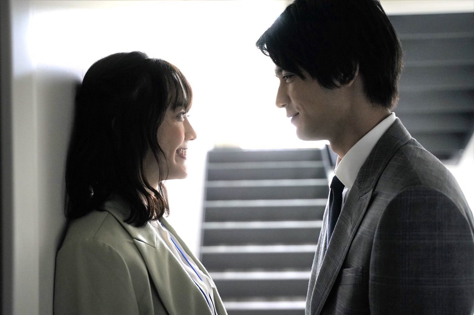 松井愛莉、板垣瑞生（C）「社内マリッジハニー」製作委員会・MBS（C）藤原えみ／小学館