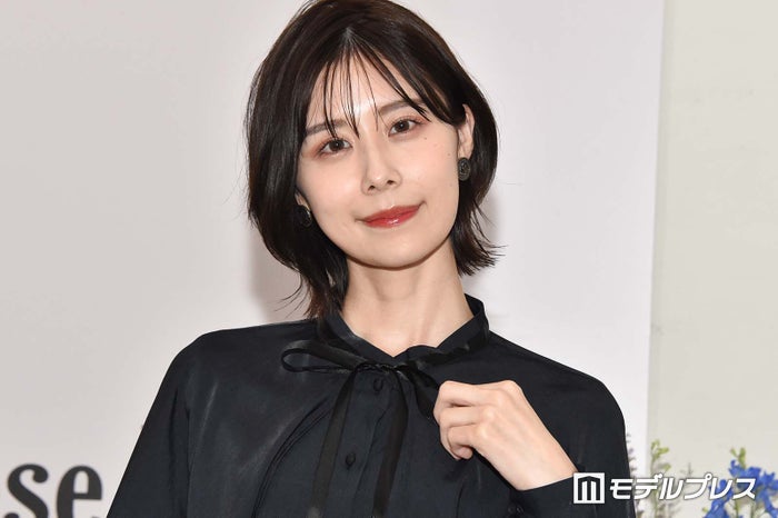 有村藍里、美ウエスト輝くショート丈トップス春コーデ公開「スタイル抜群」「くびれが綺麗」と反響