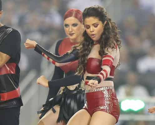 セレーナ・ゴメス、チアリーダーとセクシー対決?