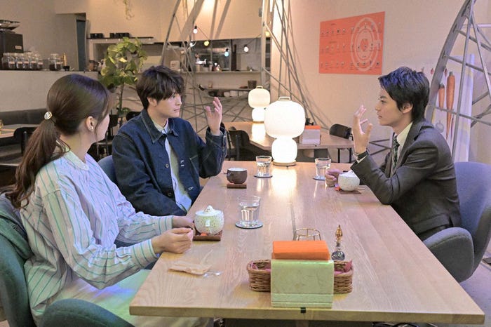 (左から)生見愛瑠、瀬戸康史、神尾楓珠「くるり~誰が私と恋をした?~」第3話より(C)TBS