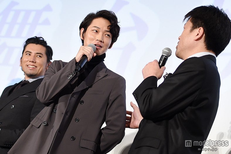 綾野剛、共演者から“愛”溢れるツッコみ 平手打ちも