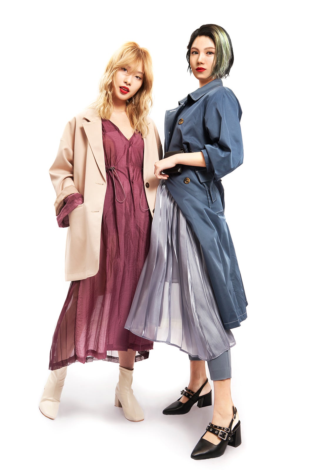 ＜左＞ジャケット：HARE、ワンピース：MURUA、ブーツ：17kg
＜右＞トレンチコート＆トップス：LAGUA GEM、スカート：HARE、ベルト：17kg、靴：LAGUA GEM（提供写真）