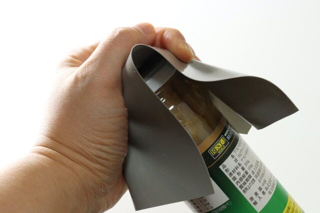 ダイソーのマルチシリコーンマットでフタを開ける