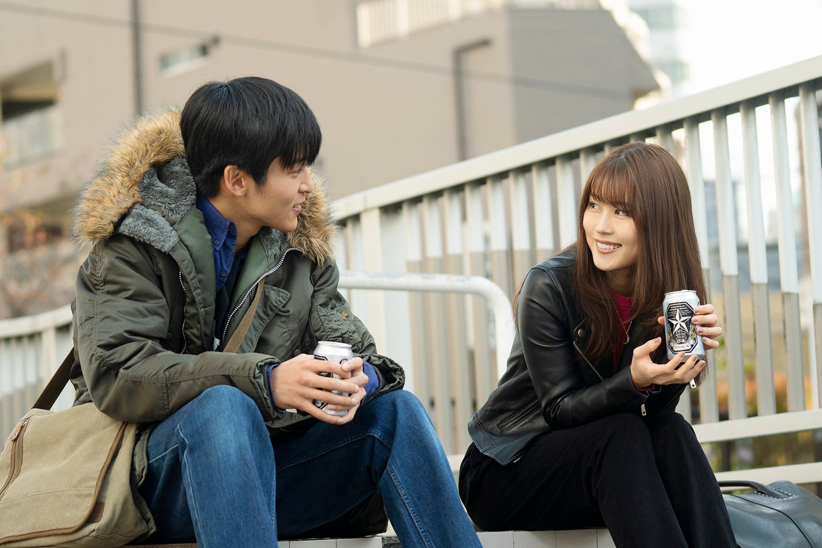 有村架純、Snow Man目黒蓮とビールを手に笑顔　田中圭とは睨み合う「月の満ち欠け」場面写真解禁